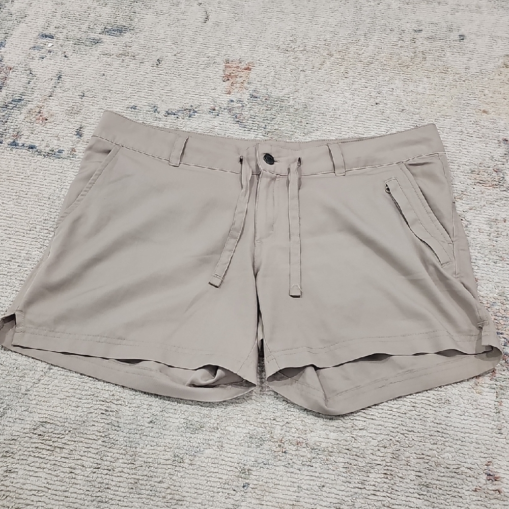 Magellan‎ Outdoors Women Size Large Light Brown Short
